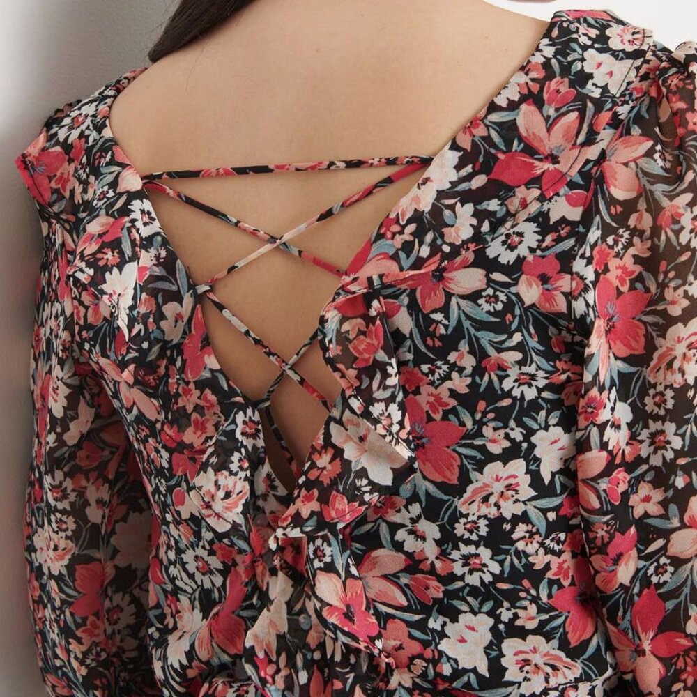 Dynamite Ruffle Lace-Up Back Floral Top size S Long Sleeve Cropped V-neck NWT - Picture 3 of 7